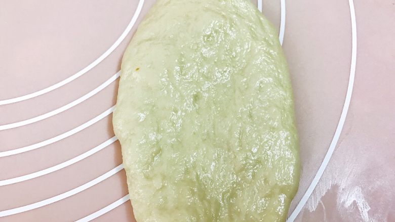 超松软好吃的玉米油老面包,取出面团排气分成12份,取一份擀成牛舌状