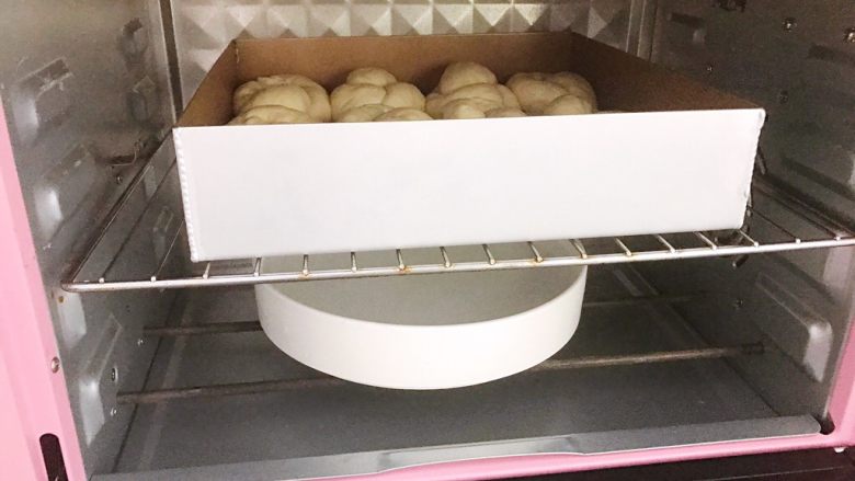 超松软好吃的玉米油老面包,放入烤箱里进行二发,底部放一碗热<a style='color:red;display:inline-block;' href='/shicai/ 156925'><a style='color:red;display:inline-block;' href='/shicai/ 156925'>水</a></a>保持湿度和温度