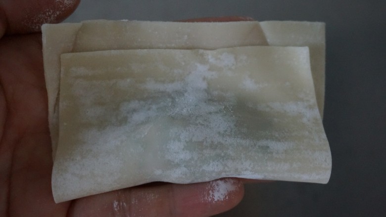 一鲜到底的大馅馄饨,把下面的皮子翻上来,压紧