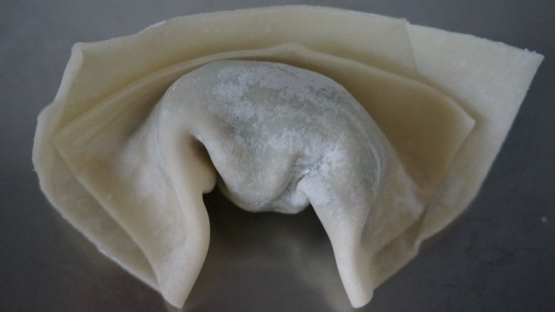 一鲜到底的大馅馄饨,两个角向中间折