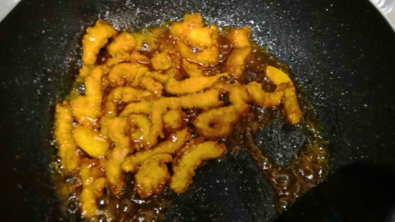 糖醋里脊,倒入炸好的肉条,迅速炒匀