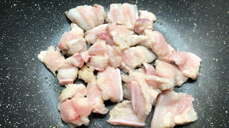 五花肉炒芥菜,五花肉放入锅里,小火煸炒出油