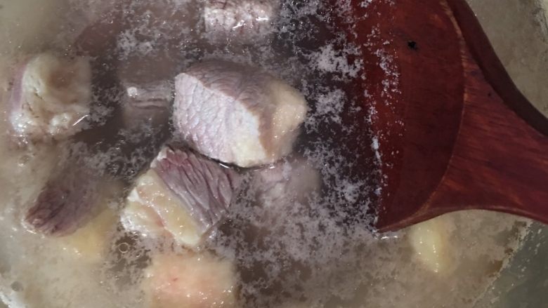 金沙牛腩饭
,为了赶上午饭时间,牛肉飞水了,时间充裕的亲可以买回来直接泡水两小时左右,更好的去血水,去血水的作用是使牛肉更易煮烂。