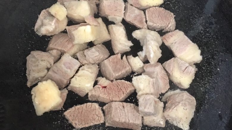 金沙牛腩饭
,重新起锅放入牛腩和充分的水,最好一次性加好水,还要考虑到南瓜起沙后汤汁会变浓稠。这里我是第一次做,中途加了两次水,但加的是开水哦。
