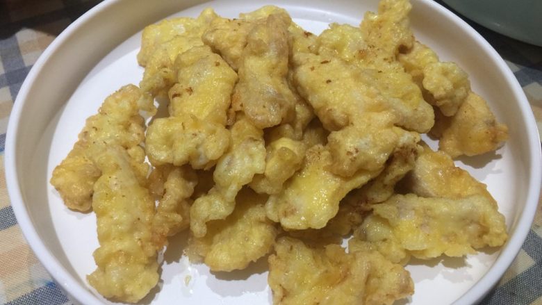 软炸里脊肉,出锅,可以撒椒盐,可以沾番茄酱