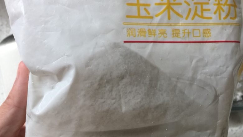 软炸里脊肉,腌制的同时准备玉米淀粉,一定是玉米淀粉,我们来做一份挂糊