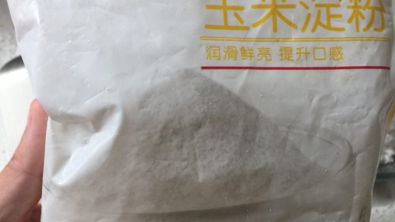 软炸里脊肉,腌制的同时准备玉米淀粉，一定是玉米淀粉，我们来做一份挂糊