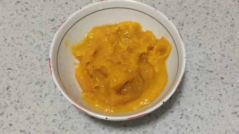 萌萌哒小狗面包,我们把蒸熟的南瓜放在料理机中搅打成南瓜泥后待用。