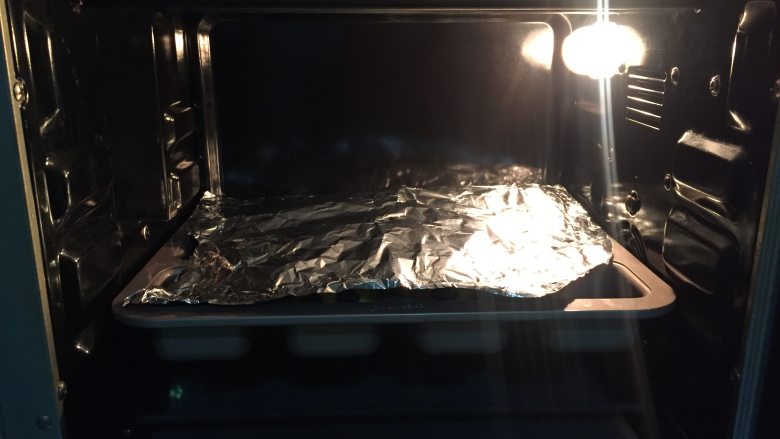 萌萌哒小狗面包,烤箱提前预热好后,用上下火180度,烤焙20分钟即可,表面需要盖锡纸,以免上色过深。