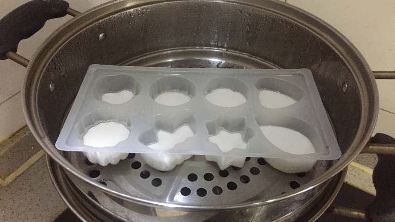 双色水晶糕,紧接着,我们把模具放到蒸锅里,先用大火蒸3分钟。