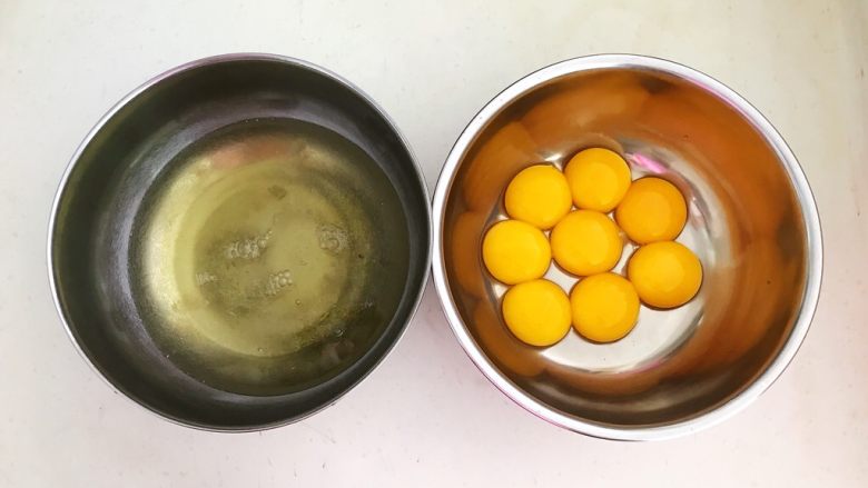 紫薯戚风蛋糕,取两个无水无油的盆子,把蛋清和蛋黄分开