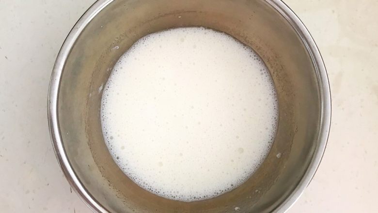 紫薯戚风蛋糕,搅拌至充分融合,见不到油星为止