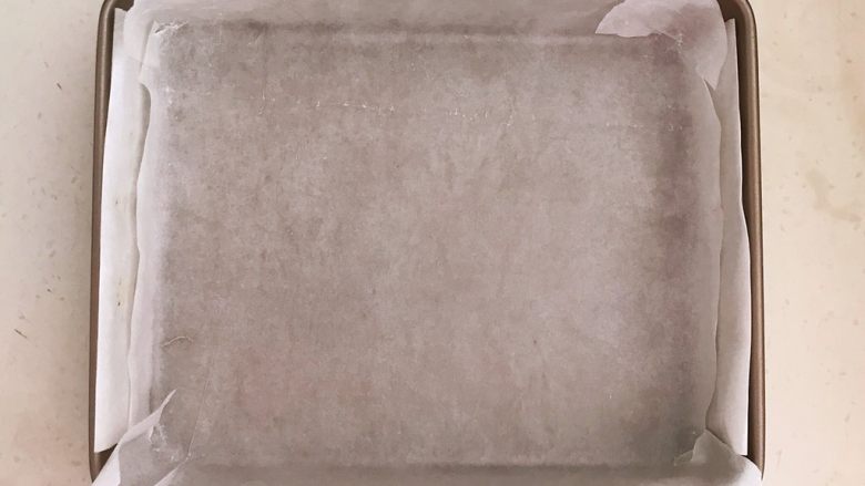 紫薯戚风蛋糕,取一个烤盘,里面放一张油脂