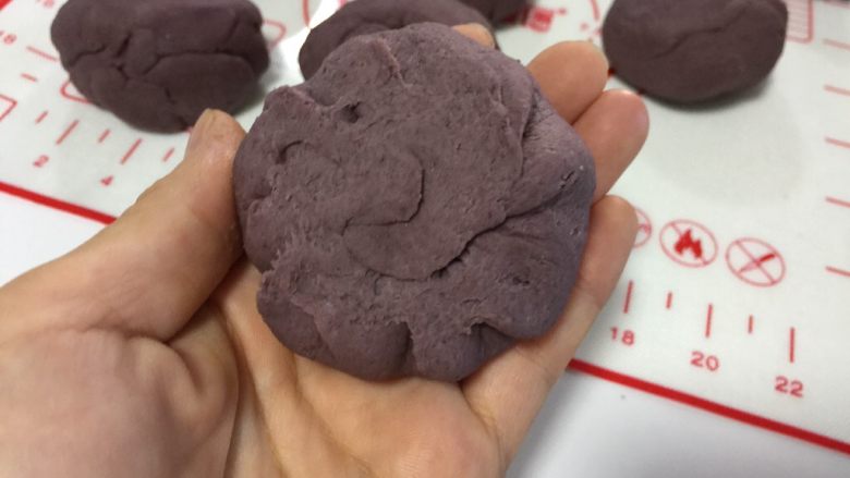 杂粮豆沙包, 包入豆沙馅后收口揉圆