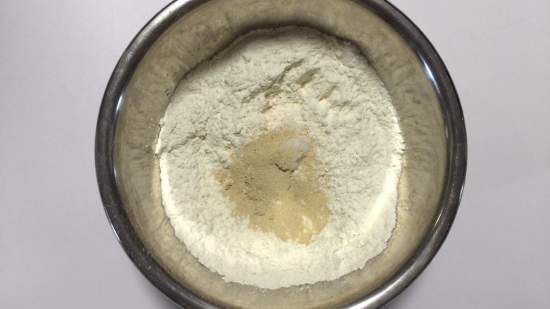 杂粮豆沙包,加入酵母搅拌均匀