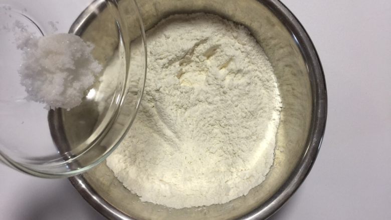 杂粮豆沙包,将细砂糖加入面粉中
