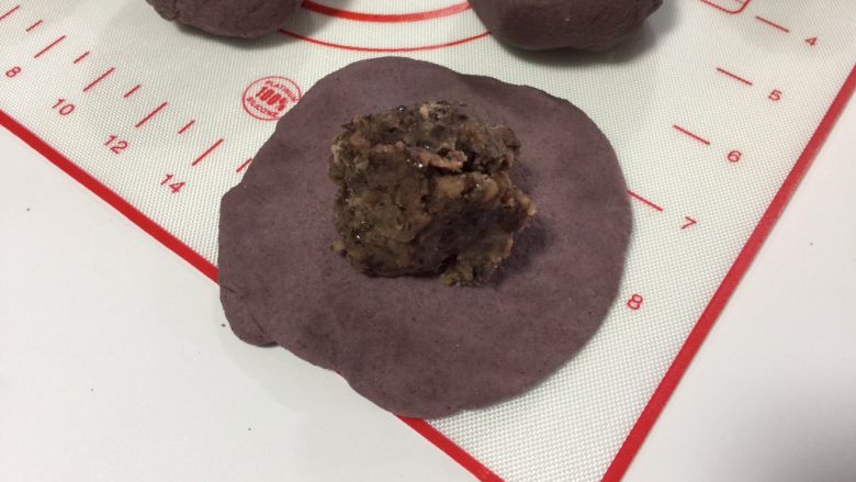 杂粮豆沙包,再将每个小剂子搓圆后压扁,擀成四边较薄中间偏厚的饼状