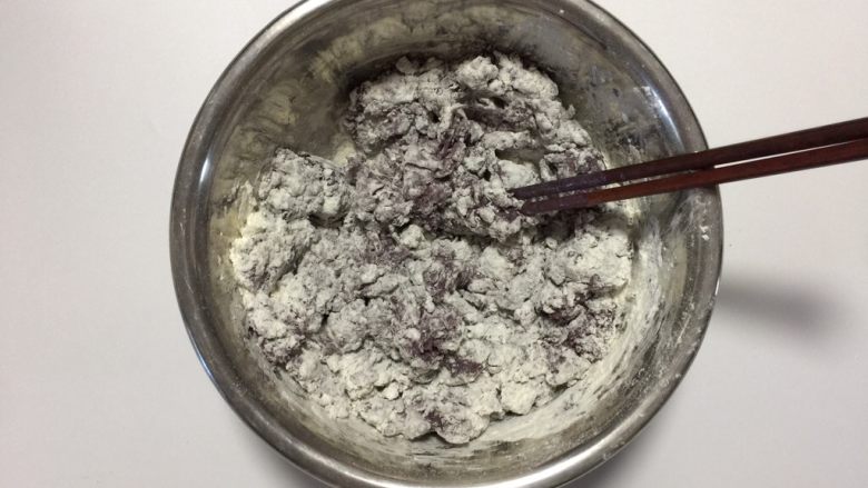 杂粮豆沙包,加入打好的浆液,用筷子搅拌成絮条状后揉成光滑面团