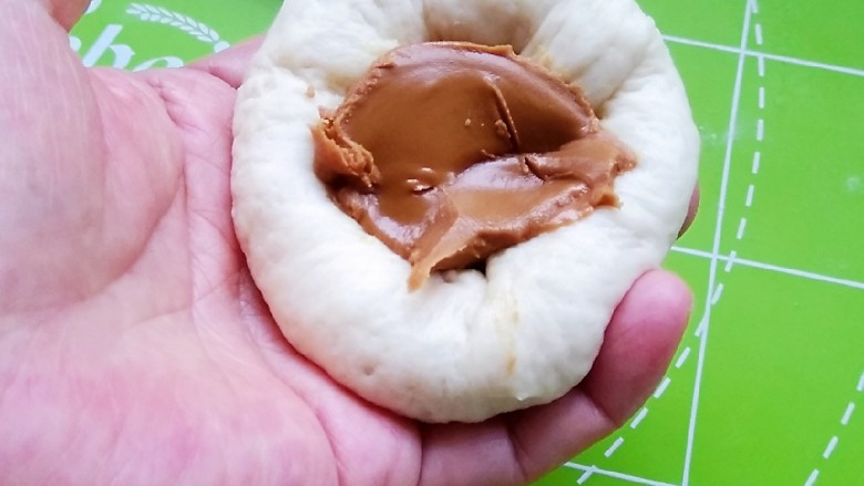 焦糖馅餐包,将醒好的面团擀开,和包蒸包一样,包入焦糖酱