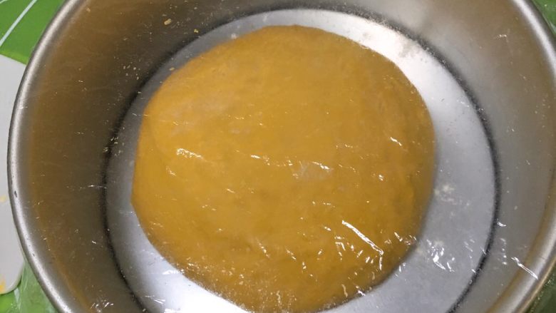 南瓜泥餐包,整理滚圆,放入模具盖上保鲜膜。