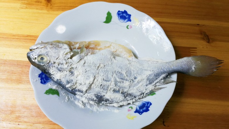 烧黄鱼,黄鱼表面裹上面粉,多余的抖掉