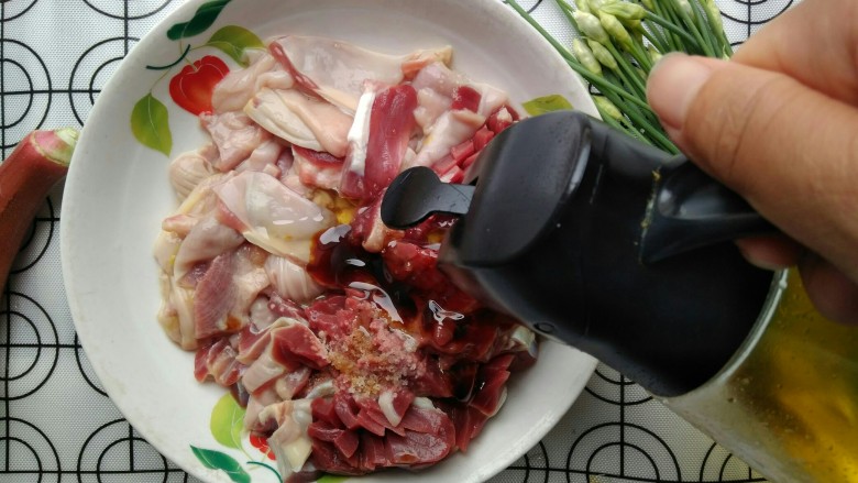韭苔炒胗花,给少许<a style='color:red;display:inline-block;' href='/shicai/ 849'>花生油</a>,不需要太多,后面炒的时候还会放。