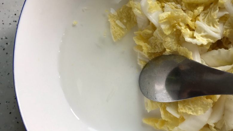 油醋汁红肠拌杂蔬,15分钟之后,撇去腌制娃娃菜过程中产生的水分