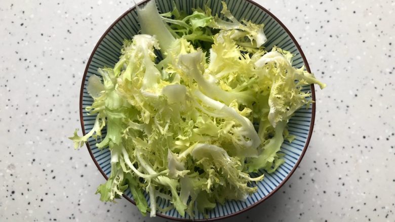 油醋汁红肠拌杂蔬,<a style='color:red;display:inline-block;' href='/shicai/ 3320'>苦菊</a>用饮用水洗净之后稍微切碎一点点,控干水分