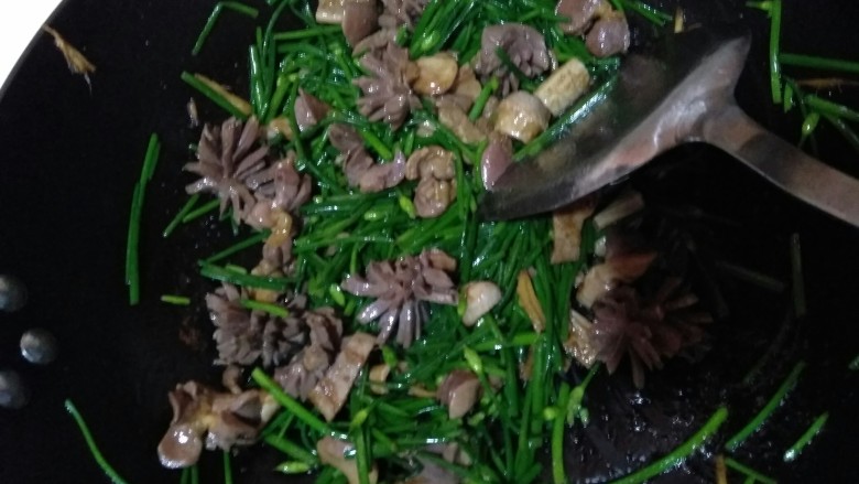 韭苔炒胗花,随即倒入韭苔同炒,若太干则用手洒几滴水,韭苔熟透就可以关火。