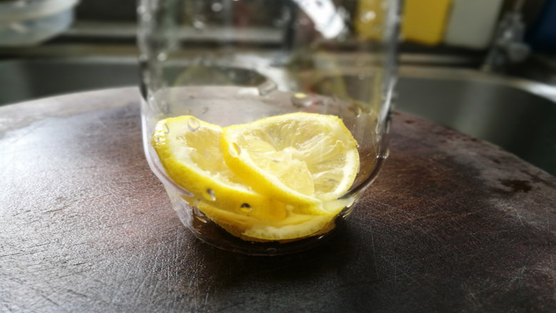 百香果柠檬雪碧水,取杯子,将洗净的柠檬切成片放入杯子中(以个人口味为准,不喜欢酸的朋友少放点)