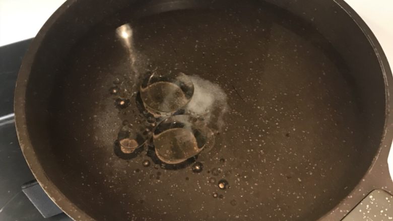 白灼秋葵,锅里放入水,加1勺盐,1勺油,水煮滚后放入秋葵