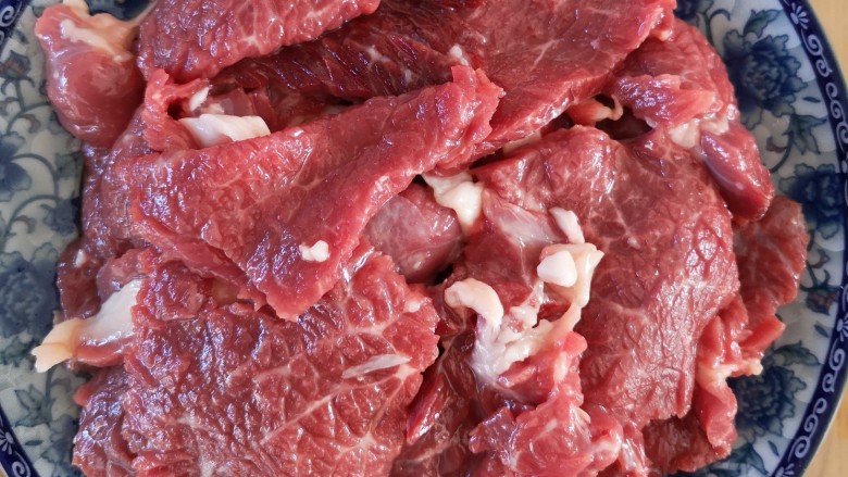 电磁炉版锡纸牛肉,<a style='color:red;display:inline-block;' href='/shicai/ 216'>牛肉</a>切片