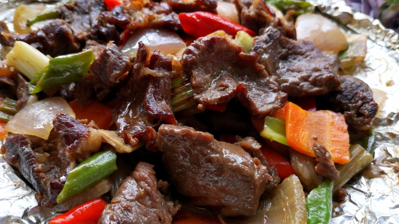 电磁炉版锡纸牛肉,取出打开锡纸,香气扑鼻而来,尝一块,太美味了