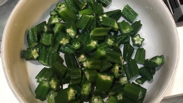 白灼秋葵,把秋葵切段,沥干水