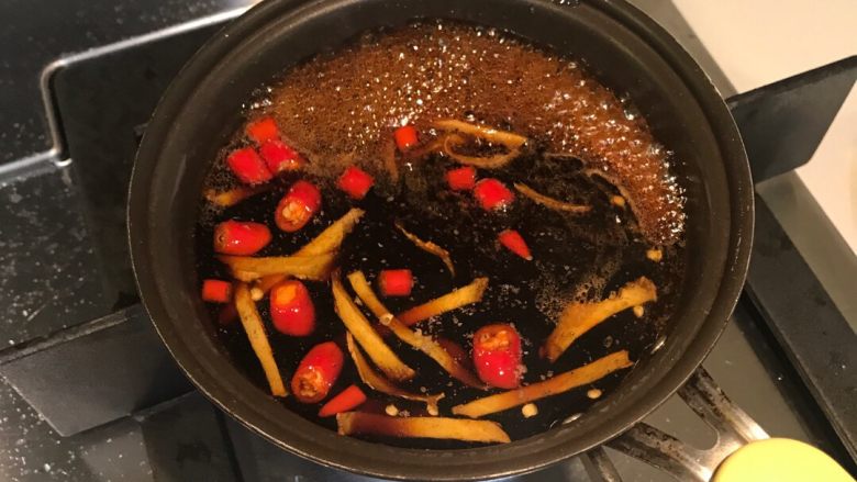 白灼秋葵,放入锅里,煮至冒泡