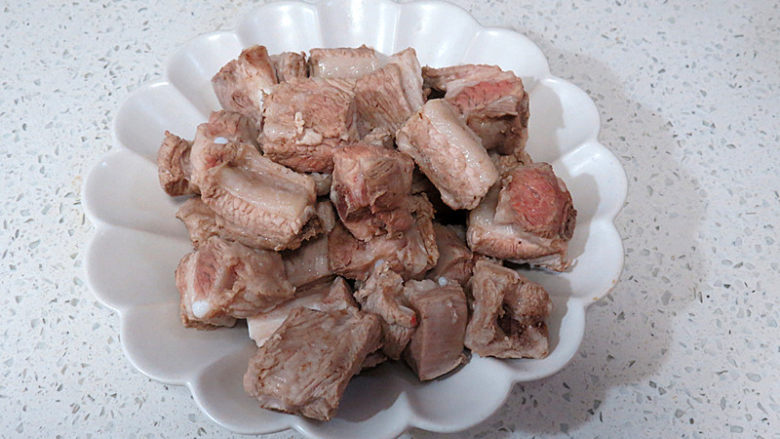 口味清香滴【吮指梅酱小排】,漂去杂物,捞出沥干