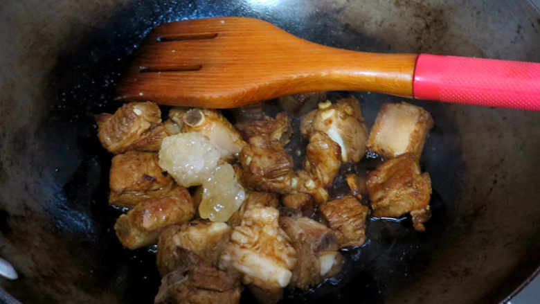 口味清香滴【吮指梅酱小排】,倒进锅中,稍微翻炒一下让排骨都裹上酱汁,加入冰糖