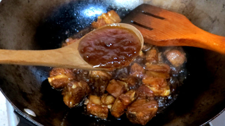 口味清香滴【吮指梅酱小排】,闷煮一会开盖,加入一大勺黄梅酱,翻炒一下,转大火收汁,烧到酱汁浓稠,排骨色泽反光,关火