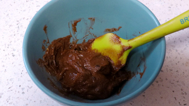 健康美味手撕包【肉桂果干黑麦面包】,红糖与肉桂粉混合均匀后, 与室温软化的黄油搅拌均匀成肉桂红糖酱,待用