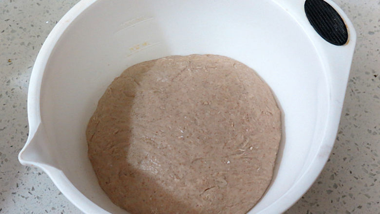 健康美味手撕包【肉桂果干黑麦面包】,将揉好的面团揉圆,放容器内进行第一次发酵