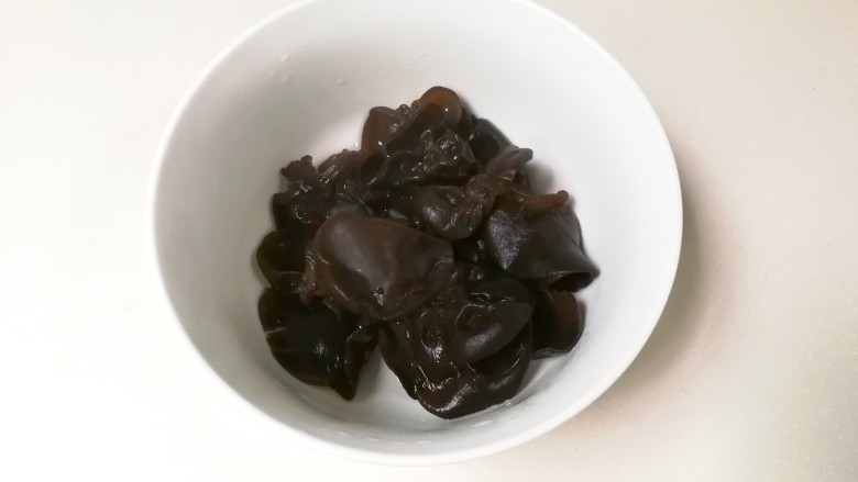 黑木耳番茄鸡蛋汤,提前浸泡黑木耳,清洗干净