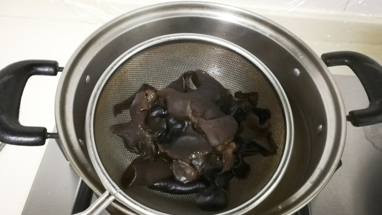 黑木耳番茄鸡蛋汤,小锅水开放入一小勺盐,放入黑木耳烧开,继续小火烧两分钟捞出来