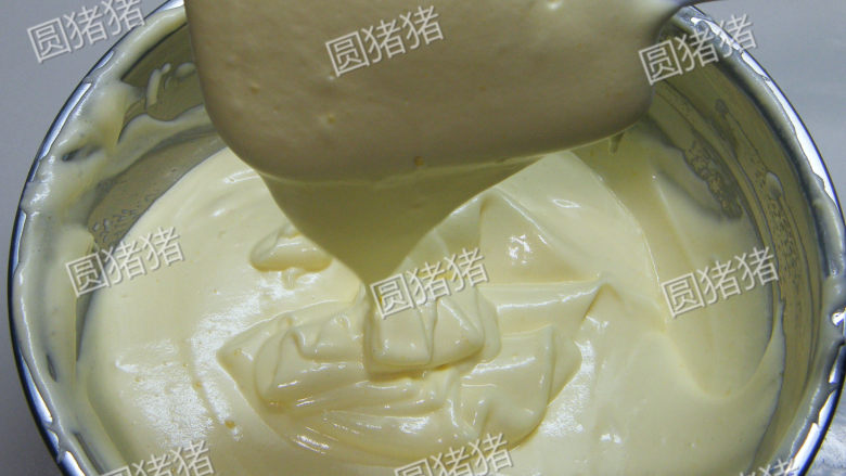 双色毛巾蛋糕卷,参照基本戚风蛋糕方法做好蛋糕糊。(接近硬性发泡)