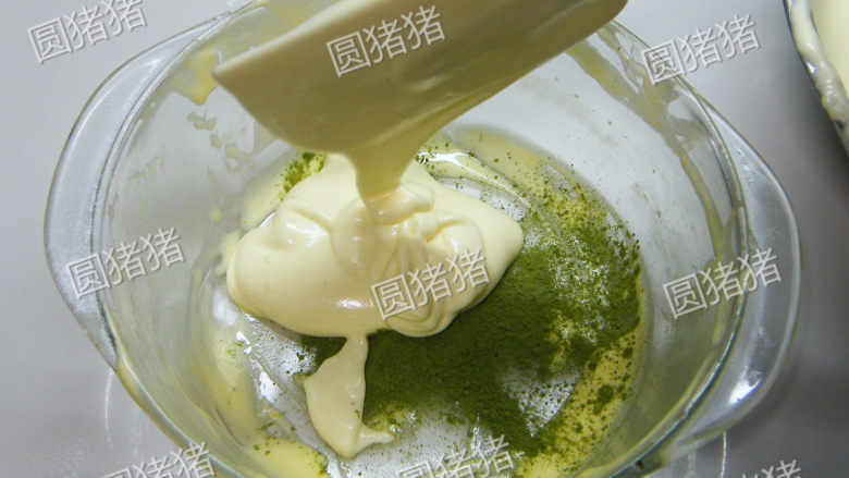 双色毛巾蛋糕卷,将1/2茶匙抹茶粉放入盆内,先挖2大匙蛋糕糊放入盆内。