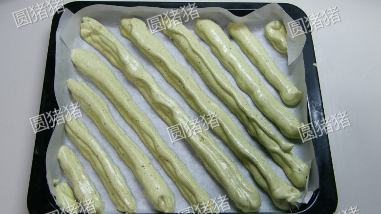 双色毛巾蛋糕卷,先在烤盘中斜挤上抹茶蛋糕糊,每挤一行,空出一行的位置。