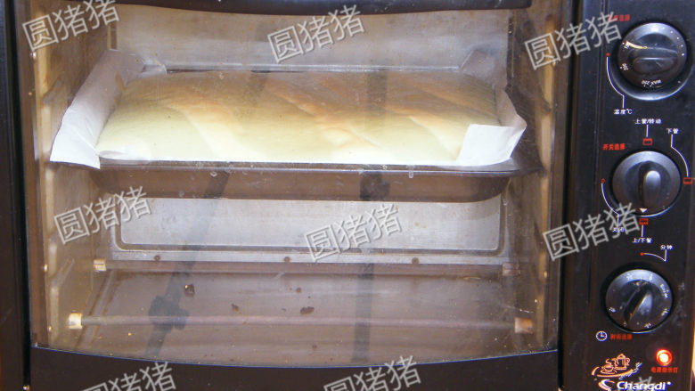双色毛巾蛋糕卷,烤箱150度预热,150度中层上下火30分钟,后5分钟底加烤盘,转160度烤至表皮上色。