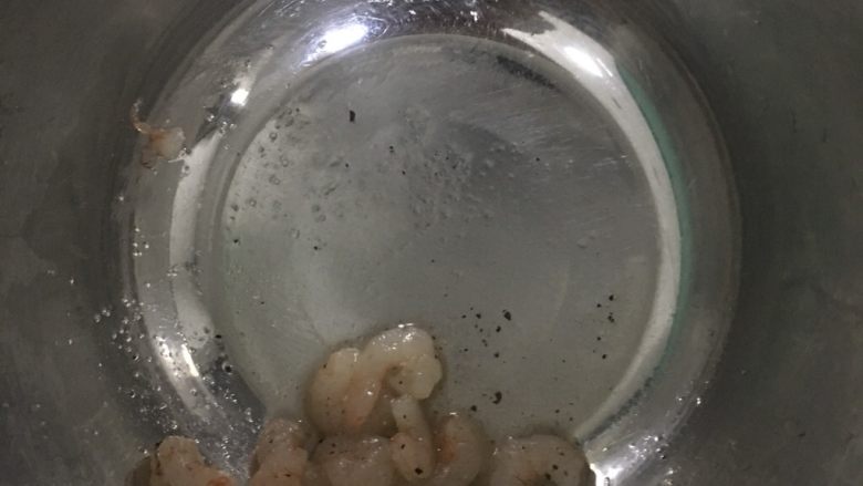 健康减脂便当,❗️虾仁🍤冷水解冻,加入适量食盐、黑胡椒粒和<a style='color:red;display:inline-block;' href='/shicai/ 851'>橄榄油</a>,腌制15min。