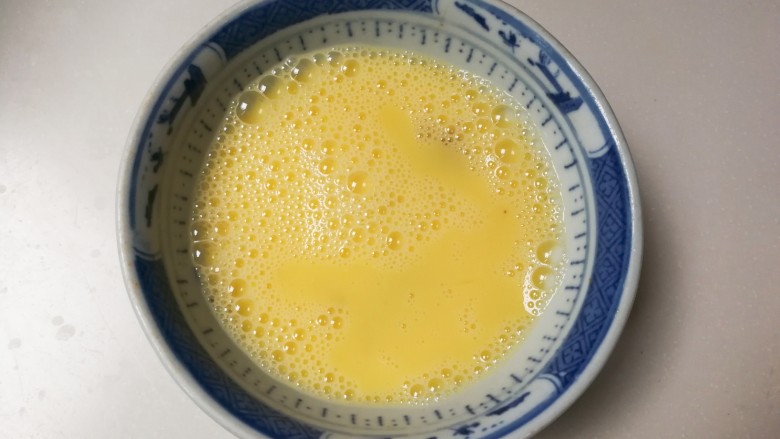 黑木耳番茄鸡蛋汤,鸡蛋打入碗中,搅拌均匀成蛋液