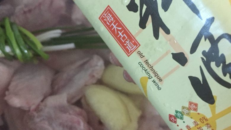 可乐鸡翅,鸡翅放水中放生姜、葱、料酒焯水去腥、去杂质