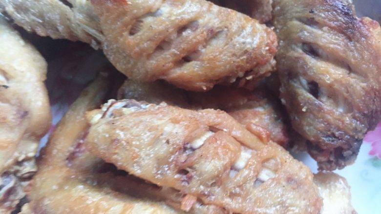 可乐鸡翅,炸制两面金黄即可捞出控油